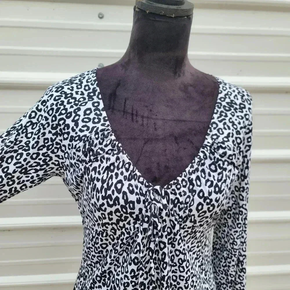 Michael Kors White Black Cheetah Leopard VNeck Tunic Shirt Stretch Bell Sleeve M - Picture 3 of 10